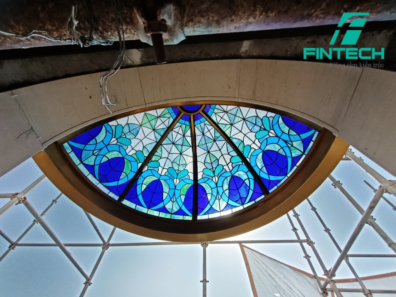 mái kính vòm nghệ thuật khung inox nhìn từ dưới lên