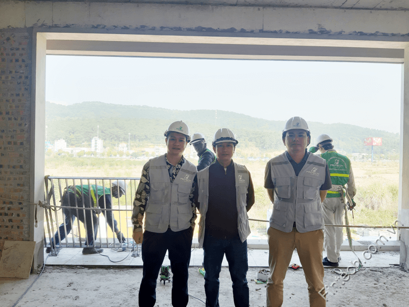Lãnh đạo xuông thăm công trường thi công lan can sắt Horizon Bay Hạ long 